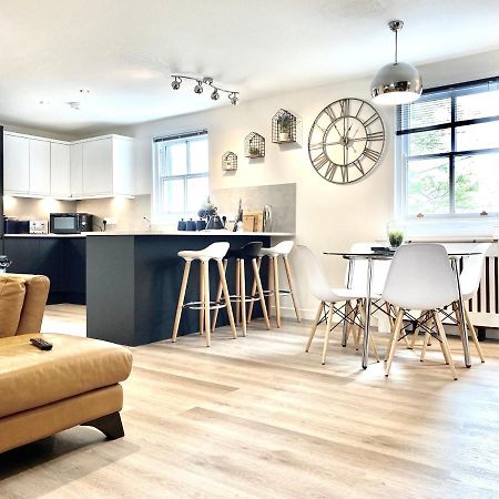Stylish Central 2 Bedroom Apartment - Free Parking, Free Wifi オークニー諸島 エクステリア 写真