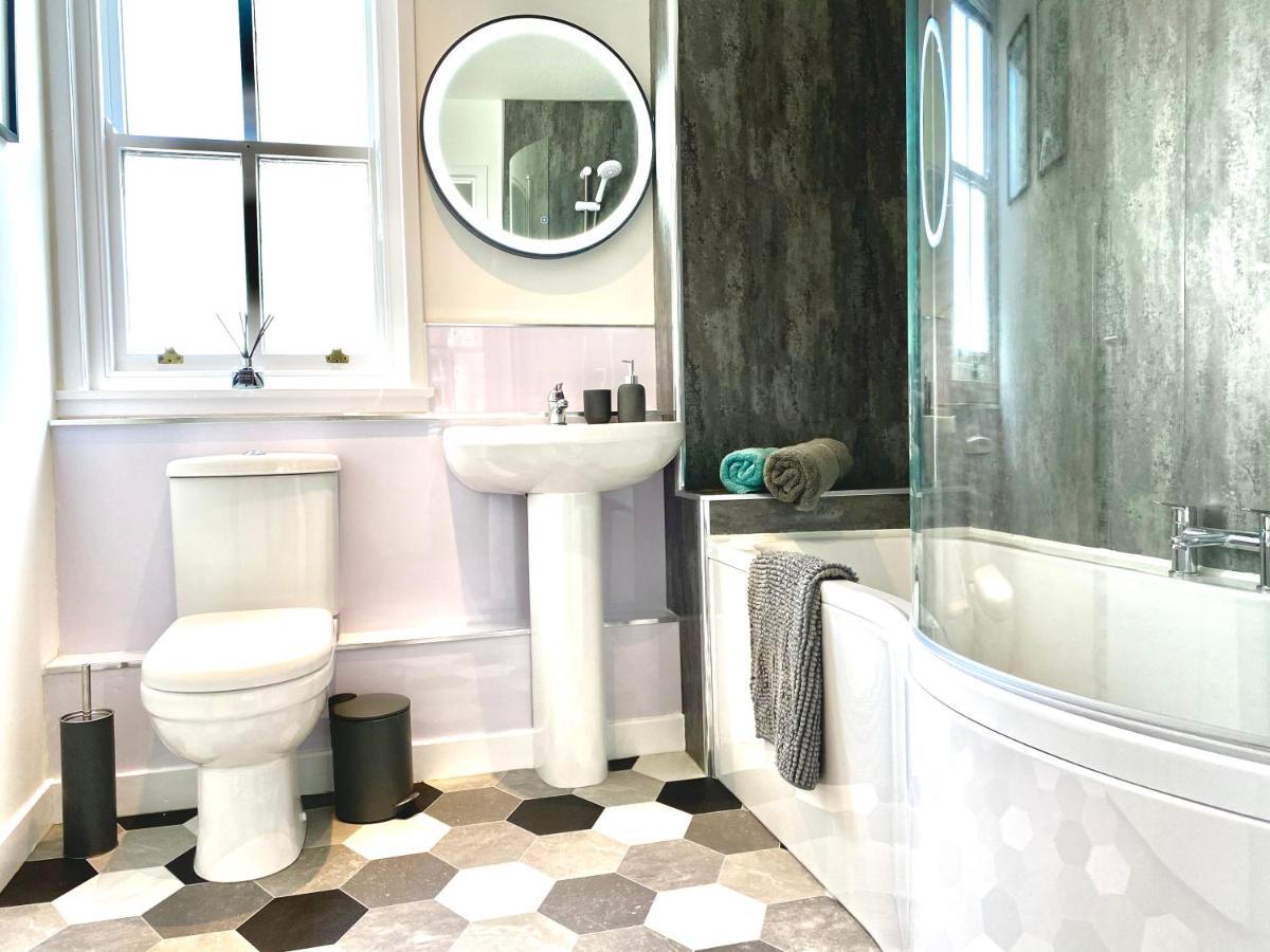 Stylish Central 2 Bedroom Apartment - Free Parking, Free Wifi オークニー諸島 エクステリア 写真