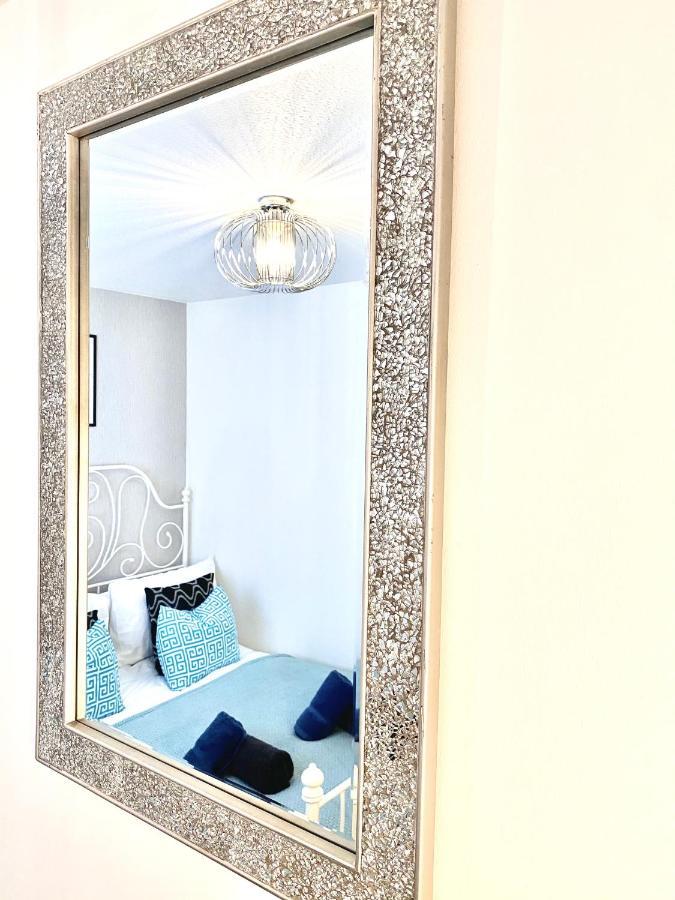 Stylish Central 2 Bedroom Apartment - Free Parking, Free Wifi オークニー諸島 エクステリア 写真