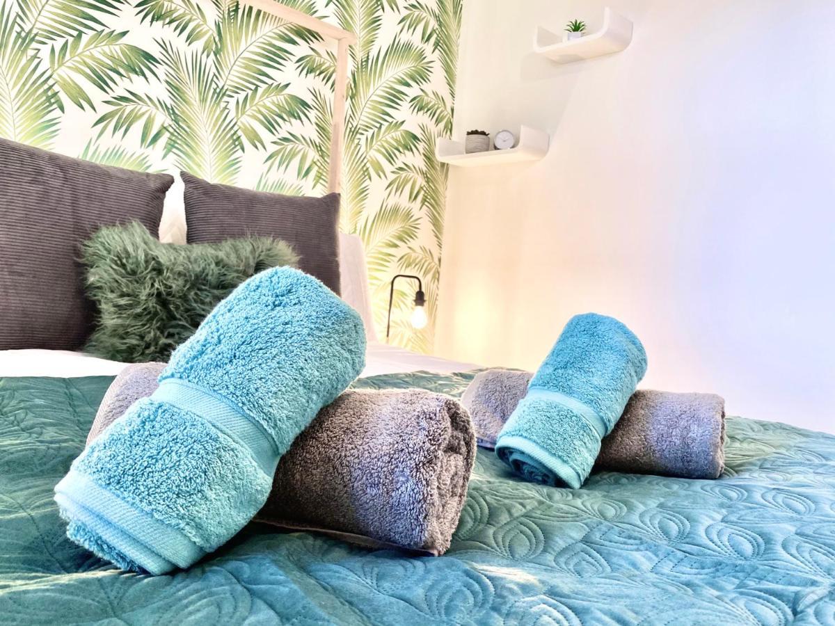 Stylish Central 2 Bedroom Apartment - Free Parking, Free Wifi オークニー諸島 エクステリア 写真