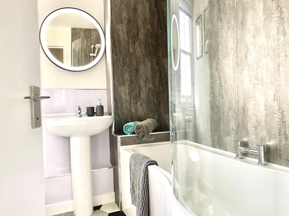 Stylish Central 2 Bedroom Apartment - Free Parking, Free Wifi オークニー諸島 エクステリア 写真